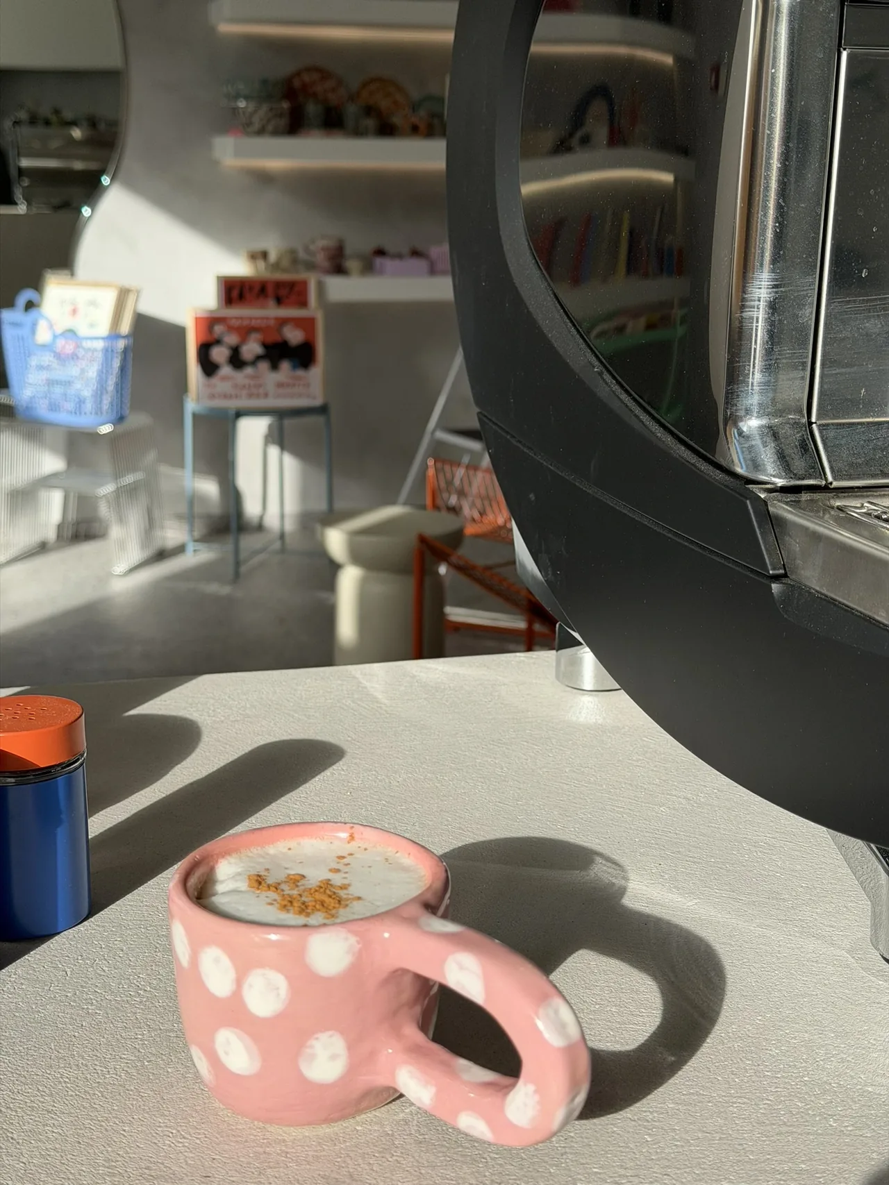 Rausvas kavos puodelis prie Rositos, Art Offline kavos aparato
